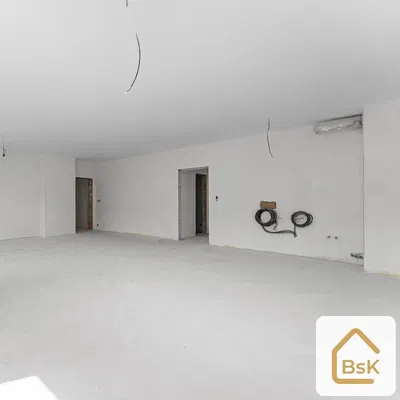 Друго; нуждае се от ремонт, естествена светлина