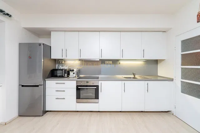 Кухня; кухненски уреди, ремонтиран, естествена светлина, модерен стил