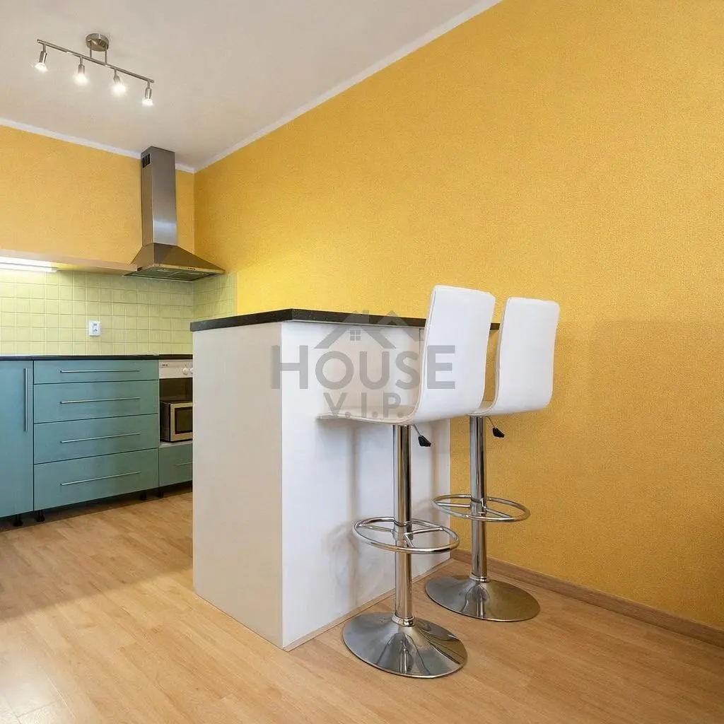 Kuchnia; sprzęt kuchenny, podłoga drewniana, światło dzienne