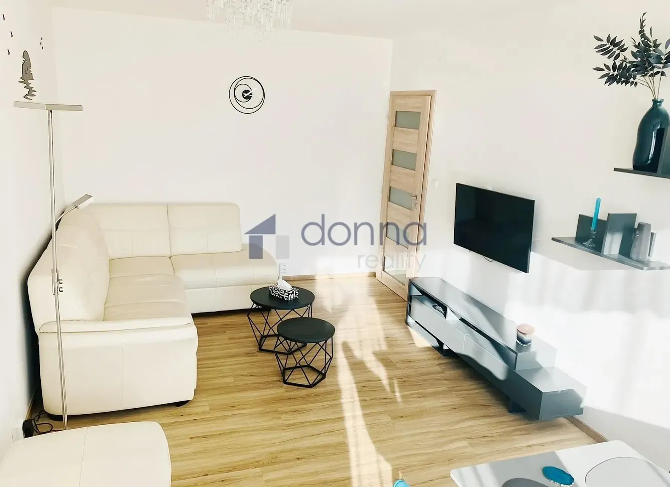 Wohnzimmer; moderner stil, holzboden, tageslicht