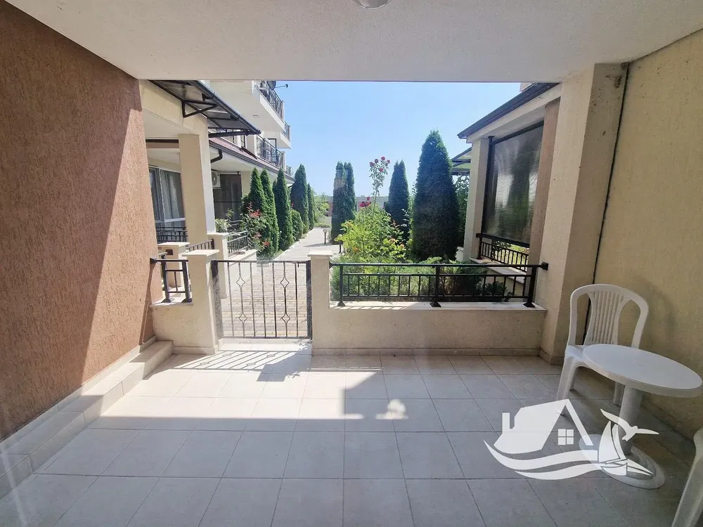 Balkón; dlažba, výhľad