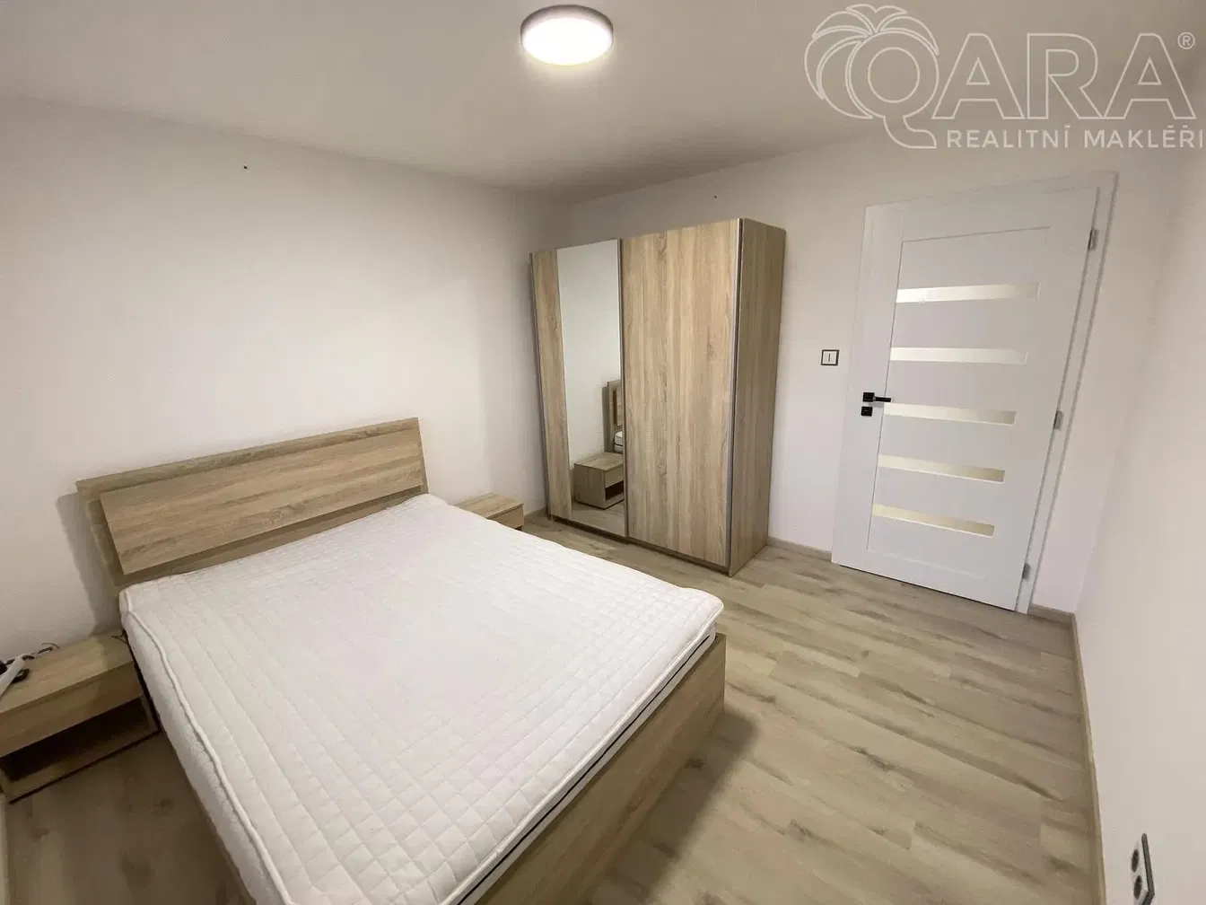 Spálňa; drevená podlaha, po rekonštrukcii, prirodzené svetlo