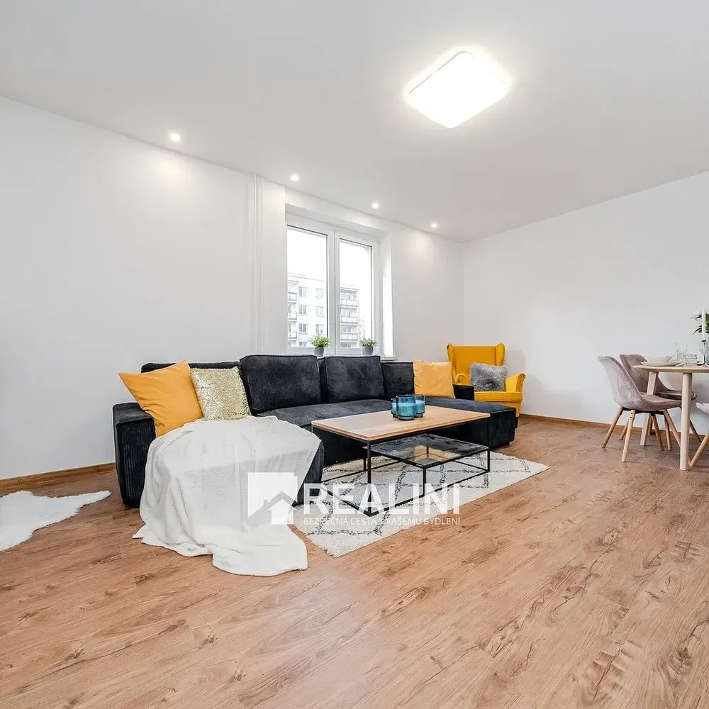 Wohnzimmer; tageslicht, moderner stil, holzboden