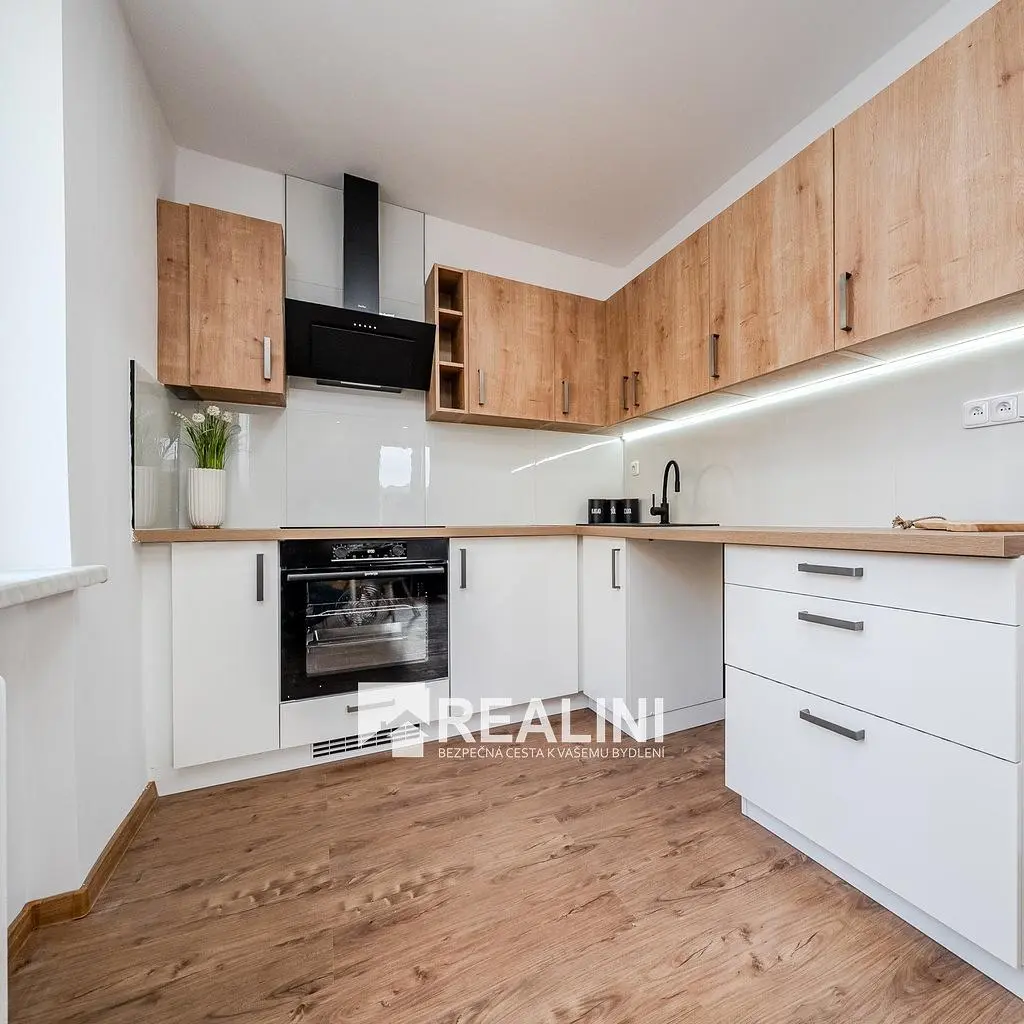 Küche; küchengeräte, holzboden, tageslicht, moderner stil