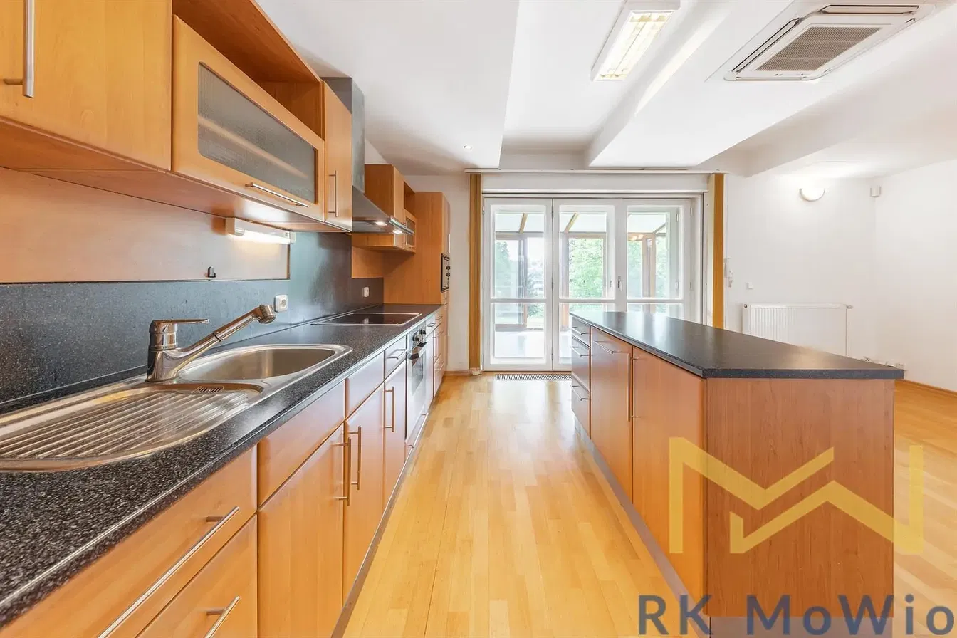 Cocina; electrodomésticos, luz natural, estilo moderno, suelo de madera