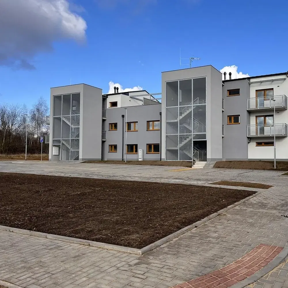 Къща и околности