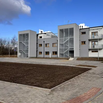 Къща и околности