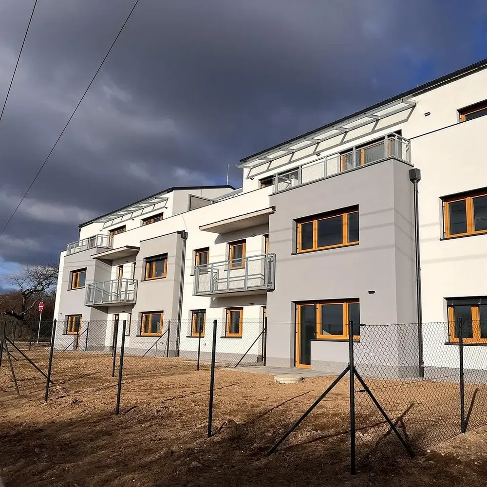 Къща и околности