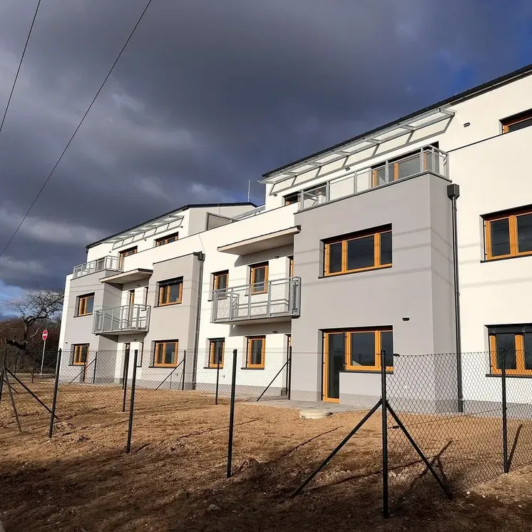 Къща и околности