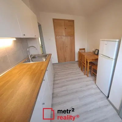 Кухня; кухненски уреди, дървен под, естествена светлина, модерен стил