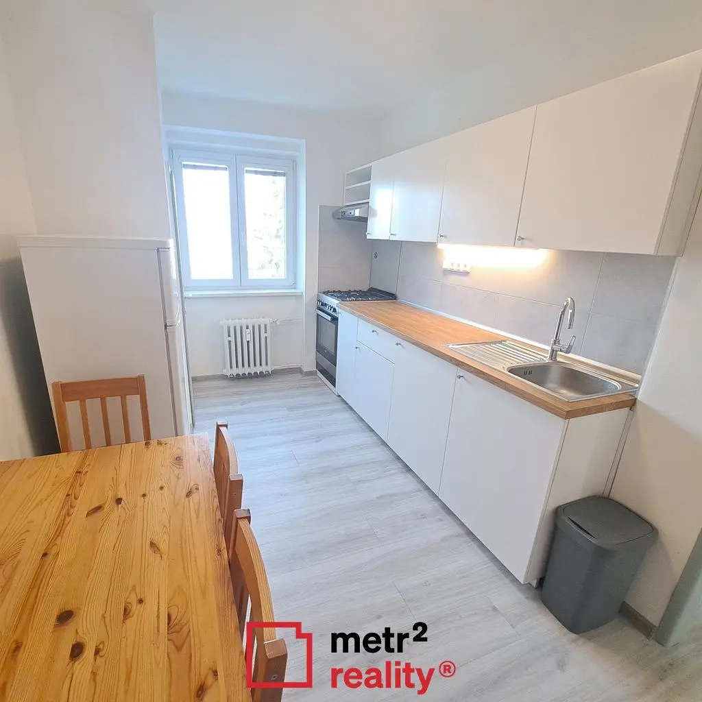 Кухня; кухненски уреди, естествена светлина, модерен стил, плочки