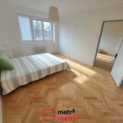 Спалня; дървен под, естествена светлина