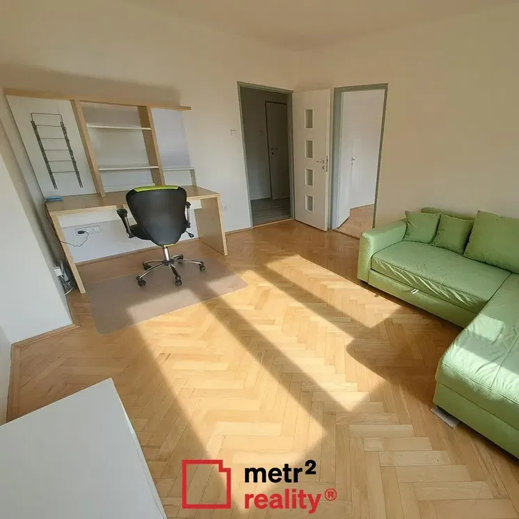 Хол; дървен под, естествена светлина