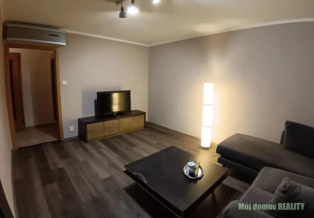 Living room; wood floor, natural light, modern style