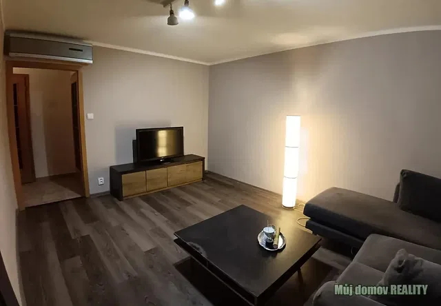 Σαλόνι; ξύλινο πάτωμα, φυσικό φως, μοντέρνο στυλ