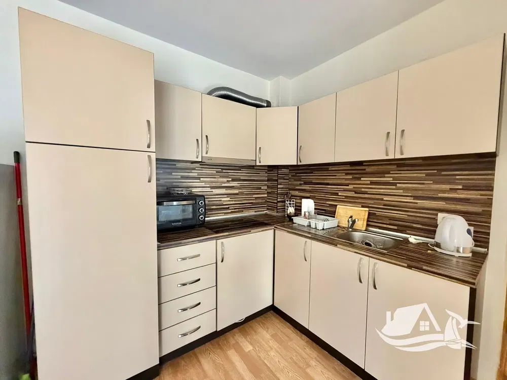 Kuchyňa; kuchynské spotrebiče, po rekonštrukcii, prirodzené svetlo, moderný štýl