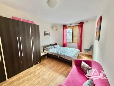 Spálňa; drevená podlaha, prirodzené svetlo