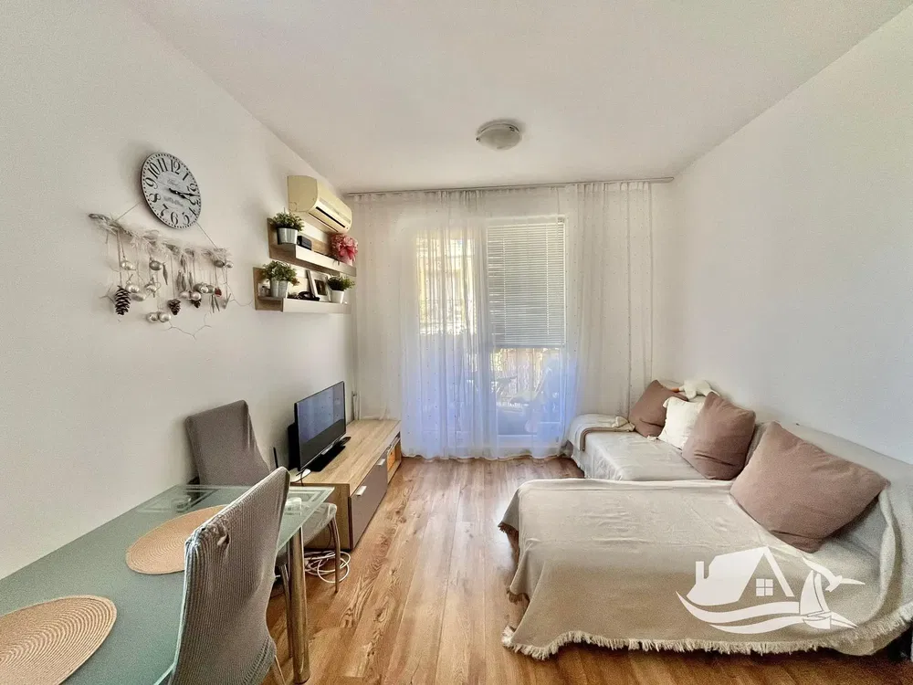 Obývačka; drevená podlaha, prirodzené svetlo, moderný štýl