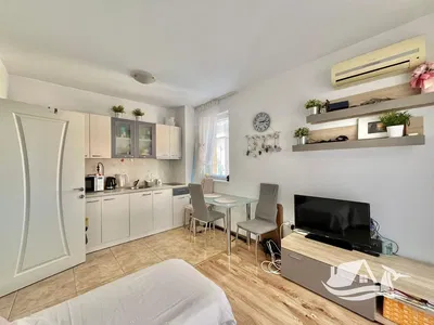 Kuchyňa; kuchynské spotrebiče, prirodzené svetlo, moderný štýl, dlažba