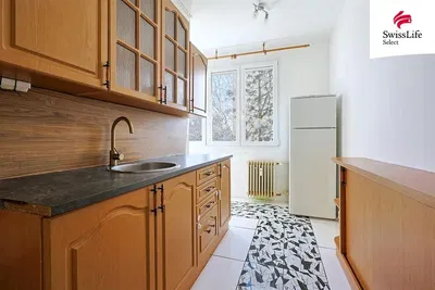 Keuken; uitzicht, tegelvloer, keukenapparatuur