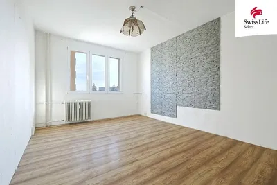 Woonkamer; houten vloer, natuurlijk licht, uitzicht