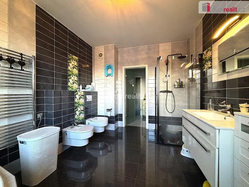 Badezimmer; fliesenboden, renoviert, tageslicht, moderner stil