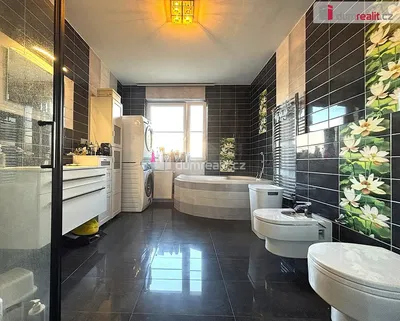 Badezimmer; fliesenboden, tageslicht
