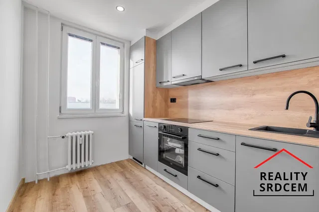 Кухня; кухненски уреди, гледка, естествена светлина