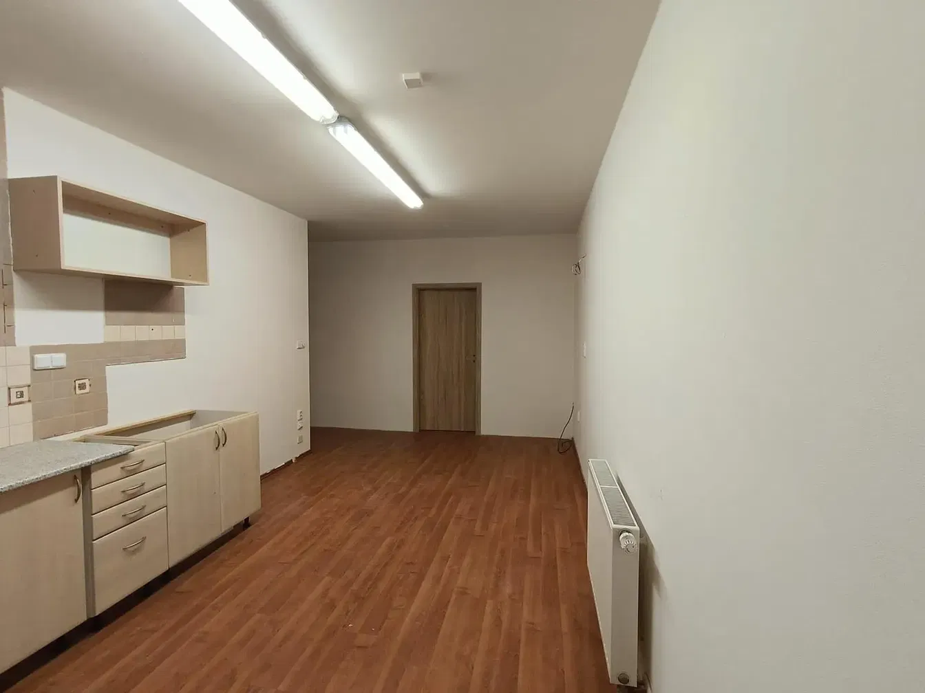 Cuisine; carrelage, parquet, rénové, lumière naturelle