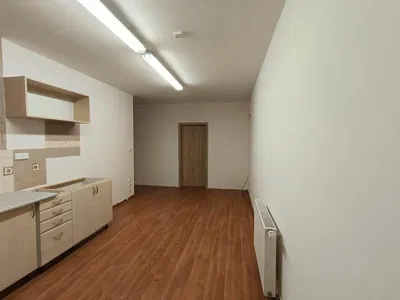 Cuisine; carrelage, parquet, rénové, lumière naturelle