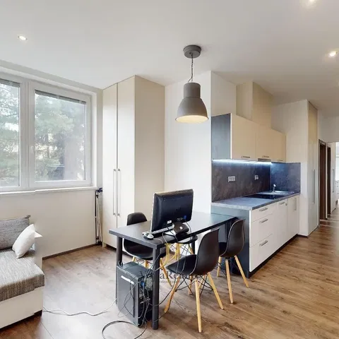 Кухня; гледка, дървен под, естествена светлина