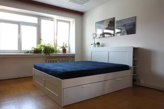 Υπνοδωμάτιο; φυσικό φως, ξύλινο πάτωμα