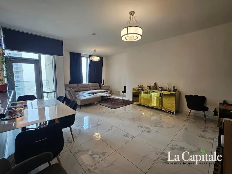 Obývací pokoj; výhled, dlažba, přirozené světlo, moderní styl