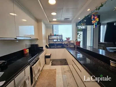 Kuchyně; kuchyňské spotřebiče, přirozené světlo, moderní styl