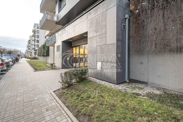 Къща и околности