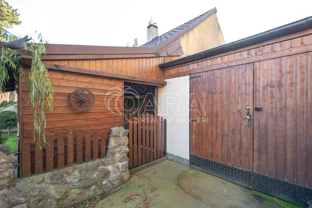 Dom i otoczenie; belki drewniane, podłoga drewniana, styl rustykalny