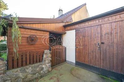 Dom i otoczenie; belki drewniane, podłoga drewniana, styl rustykalny