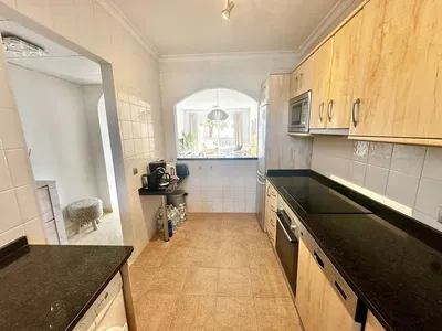 Kuchyňa; kuchynské spotrebiče, prirodzené svetlo, moderný štýl