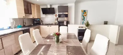 Kuchyňa; kuchynské spotrebiče, prirodzené svetlo, moderný štýl, dlažba