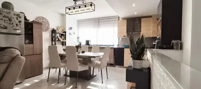 Kuchyňa; dlažba, prirodzené svetlo, moderný štýl