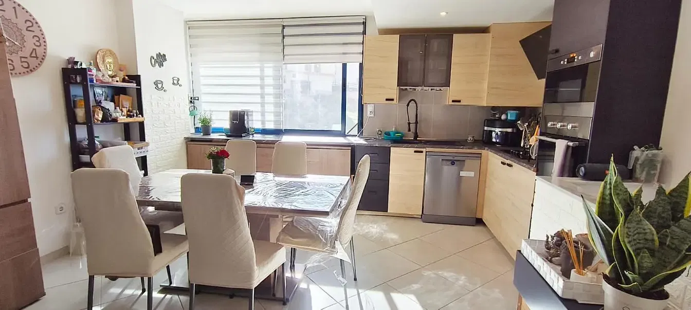 Kuchyňa; kuchynské spotrebiče, dlažba, prirodzené svetlo, moderný štýl