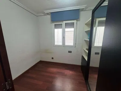 Yatak odası; ahşap zemin, doğal ışık