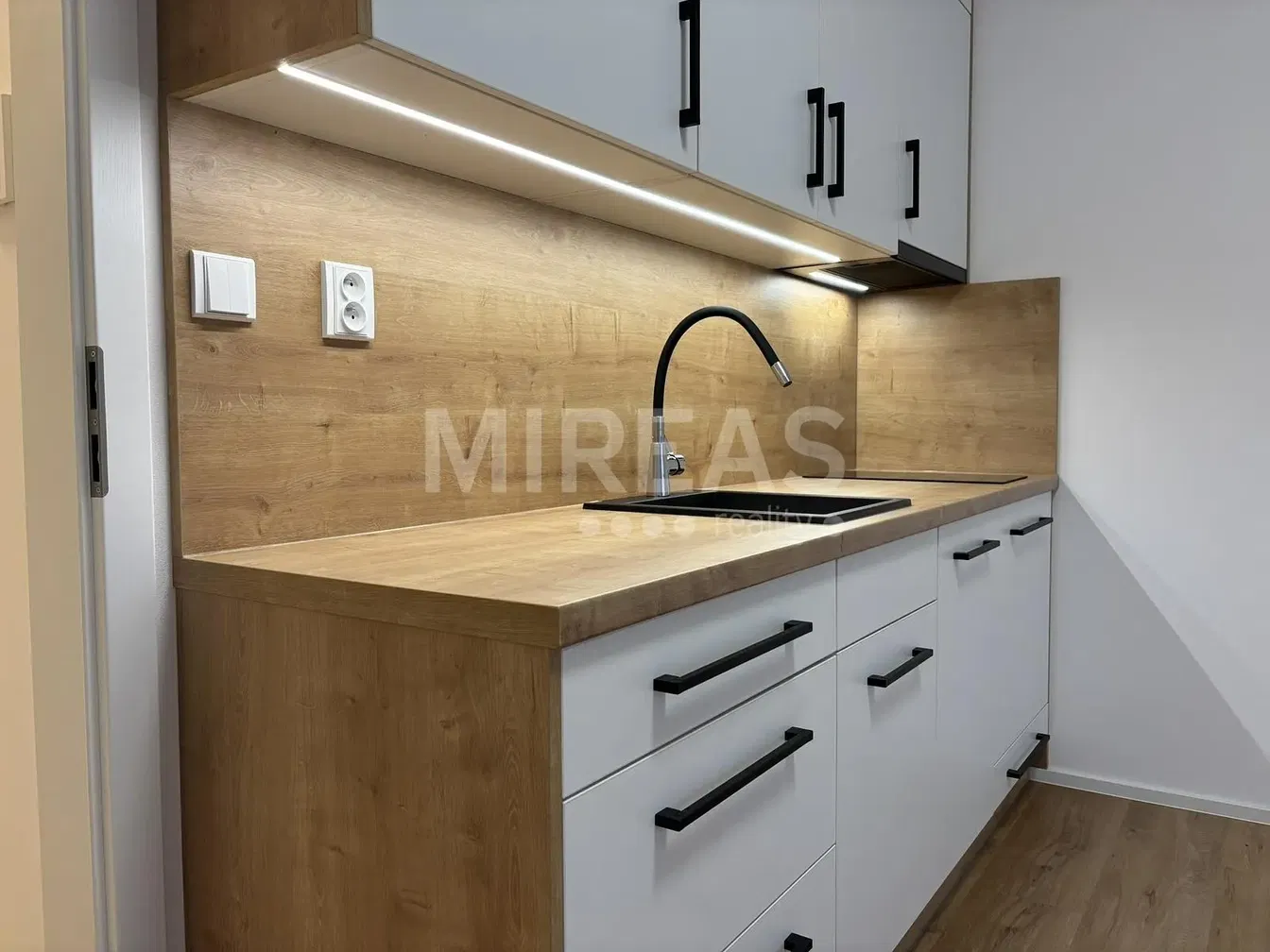 Кухня; кухненски уреди, ремонтиран, модерен стил