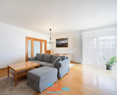 Хол; естествена светлина, дървен под, модерен стил