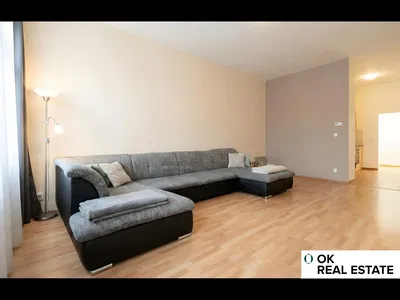 غرفة معيشة; أرضية خشبية, ضوء طبيعي, أسلوب عصري