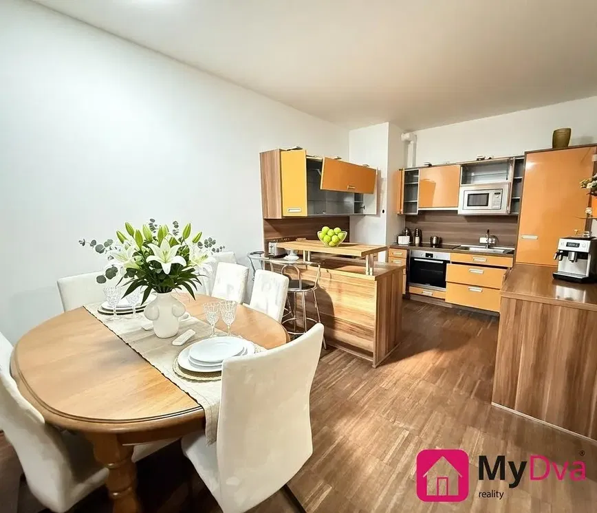 Kuchyňa; kuchynské spotrebiče, prirodzené svetlo, moderný štýl, drevená podlaha