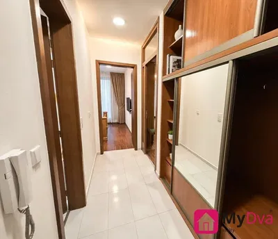 Komora; dlažba, drevené trámy, drevená podlaha