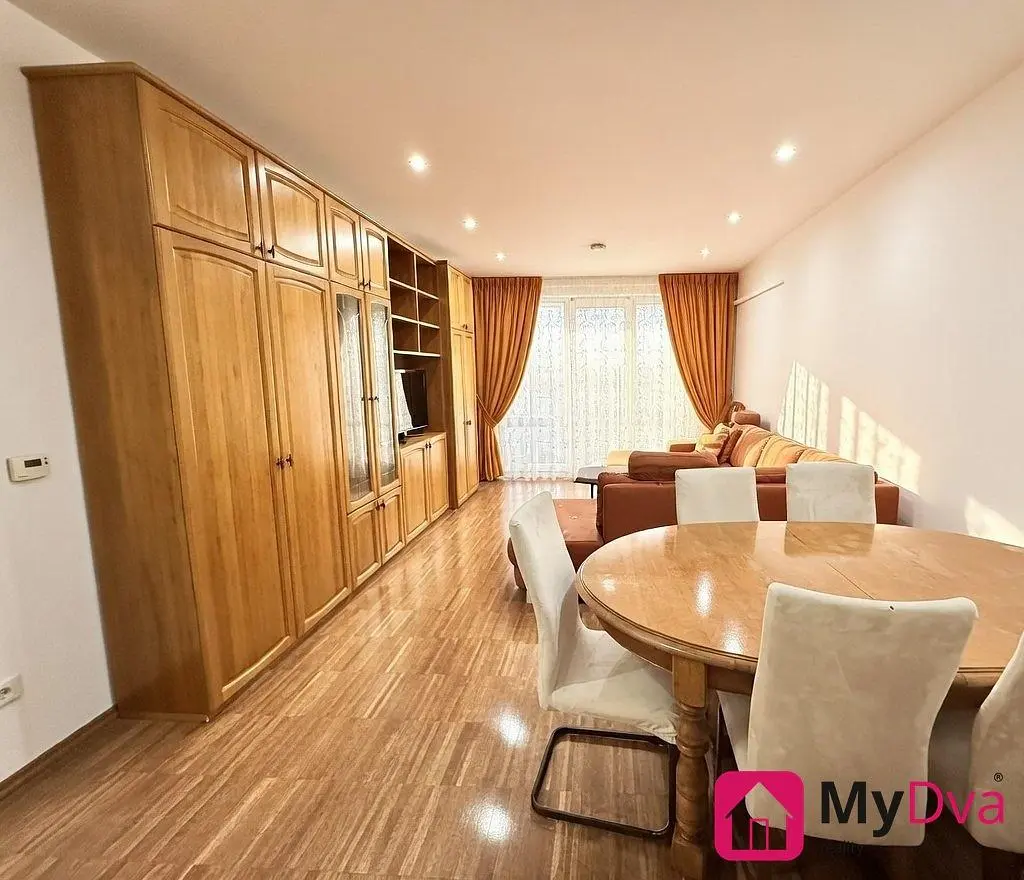 Obývačka; drevená podlaha, prirodzené svetlo