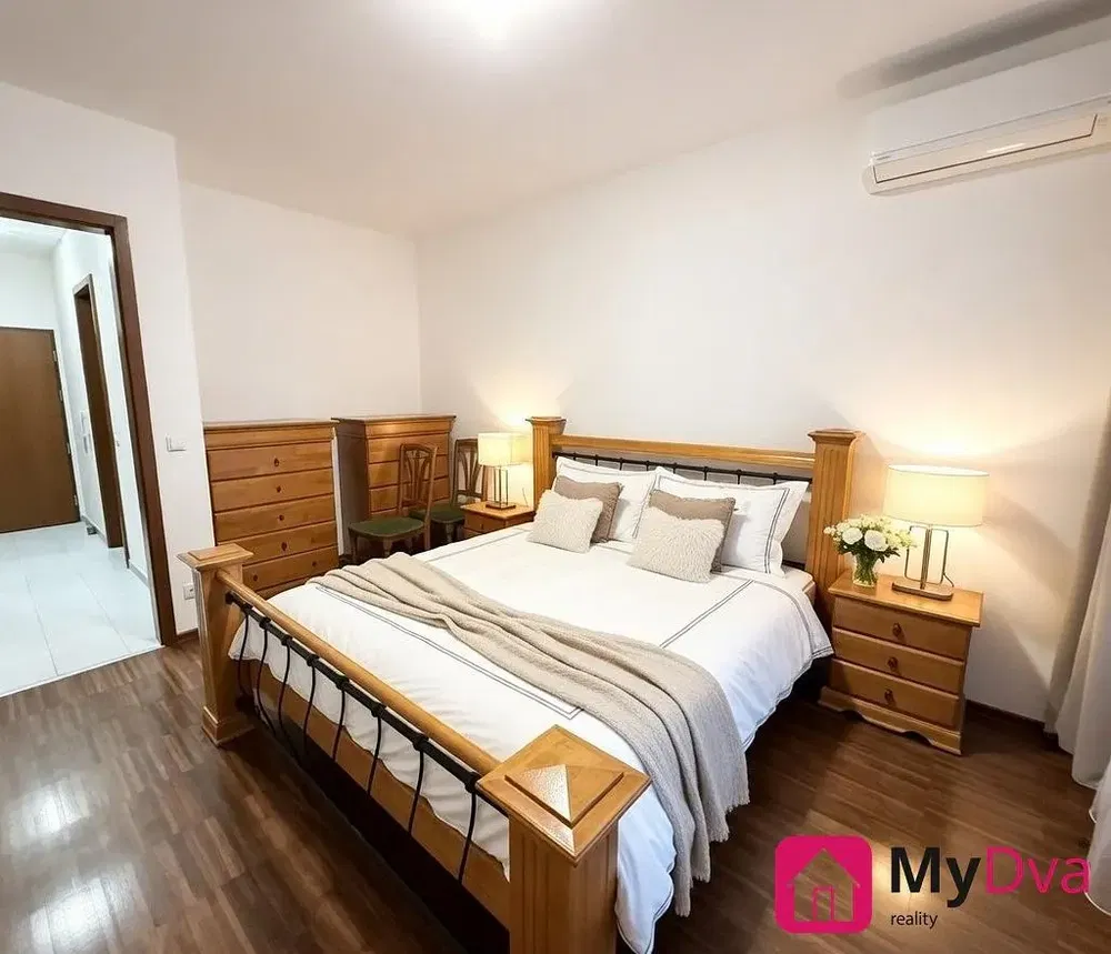 Spálňa; drevená podlaha, prirodzené svetlo