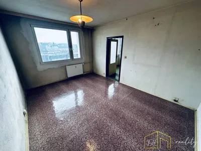 Спалня; плочки, нуждае се от ремонт, гледка, естествена светлина